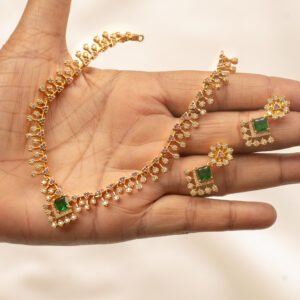 Gold necklace with green emerald and diamond-like crystals – Karra De.