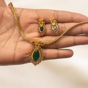 Antique gold necklace with emerald teardrop pendant and matching earrings – Karra De.