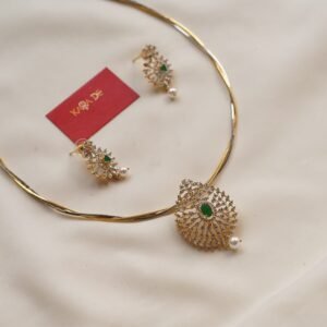 Gold neckpiece with emerald stone centerpiece and diamond clusters – Karra De.